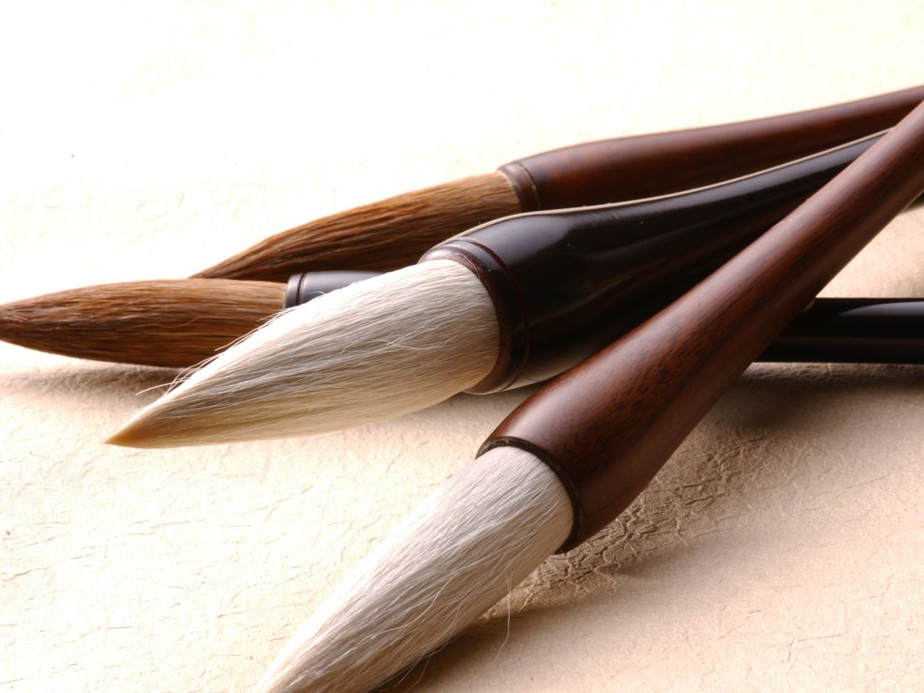 毛筆用の美しい熊野筆が4本並んでいる