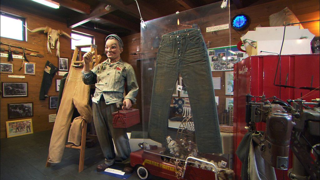 ベティスミス・ジーンズ・ミュージアムの店内の様子。レトロなアメリカっぽい人形が飾られていて、デニムも並べられている様子。