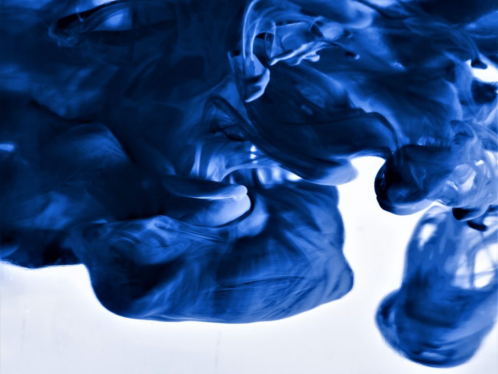 ジャパンブルーと呼ばれる藍色の絵の具が白色に溶けていく様子の写真