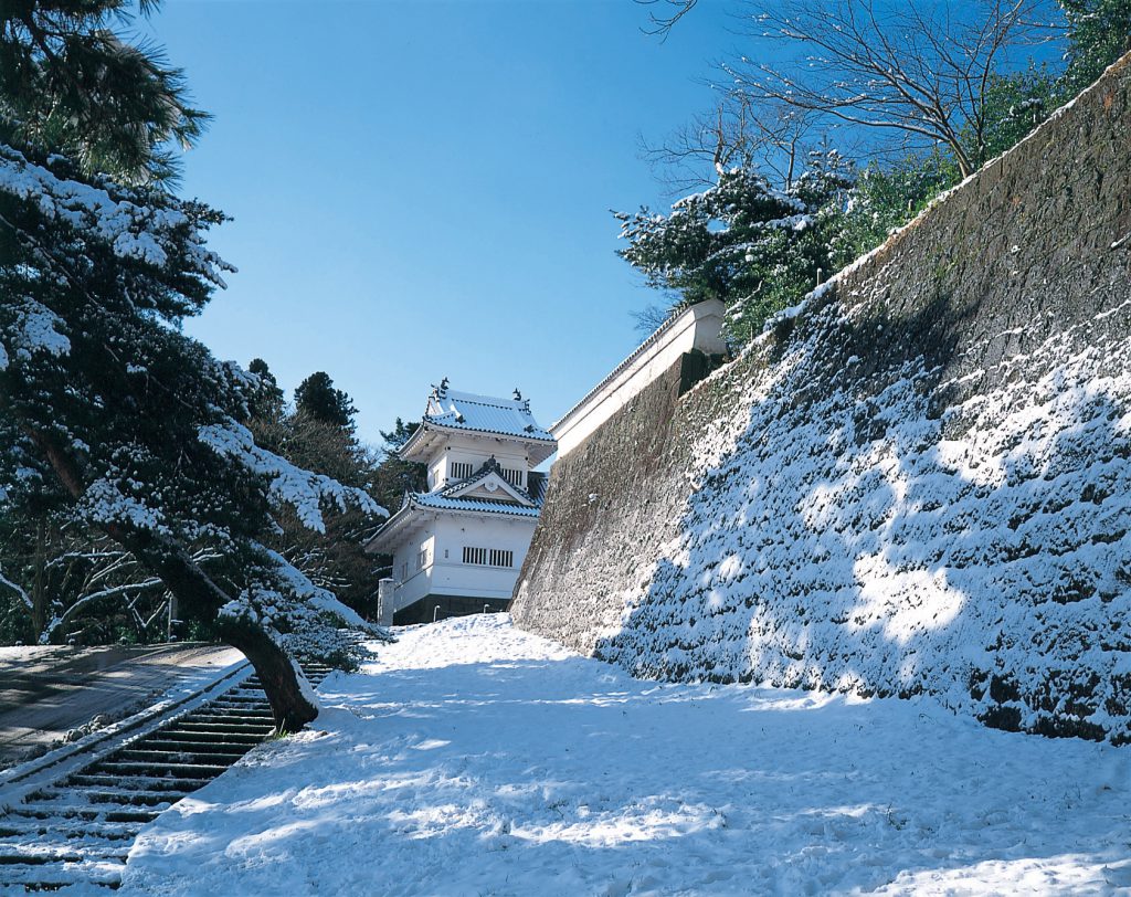 冬の青葉城の写真。雪が積もり、青空とのコントラストが美しい。