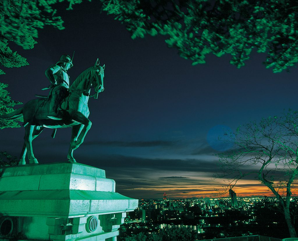 青葉城から見る夜明け。青葉城は高台にあるため目下に仙台の街並みを見ることになる。伊達政宗像が仙台を見守っているようにそびえている。