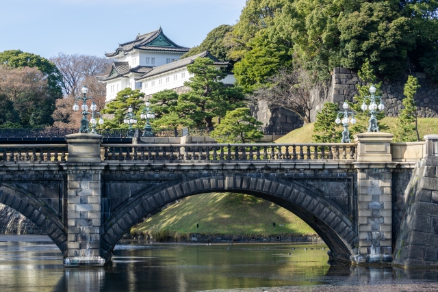 皇居の正門石橋の写真。見た目は眼鏡橋やアーチ橋に似ているが、正式名称は「正門石橋」である。