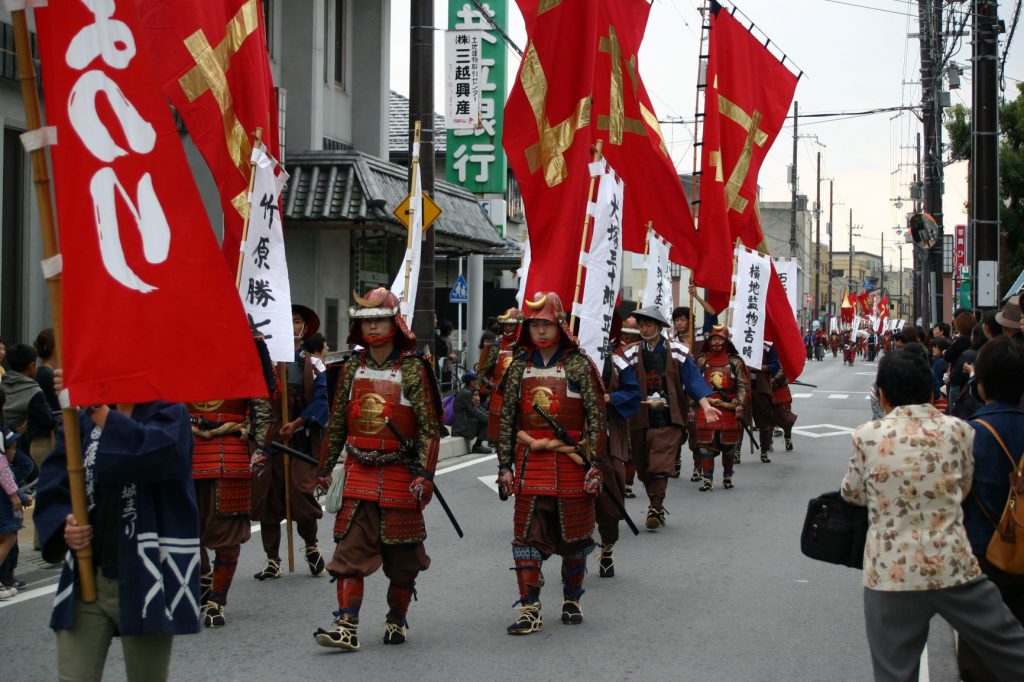 彦根城まつりの赤備えの衣装でパレードに参加する人々