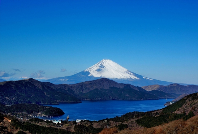 箱根・大観山からの風景。手前に芦ノ湖、奥に富士山が見える。