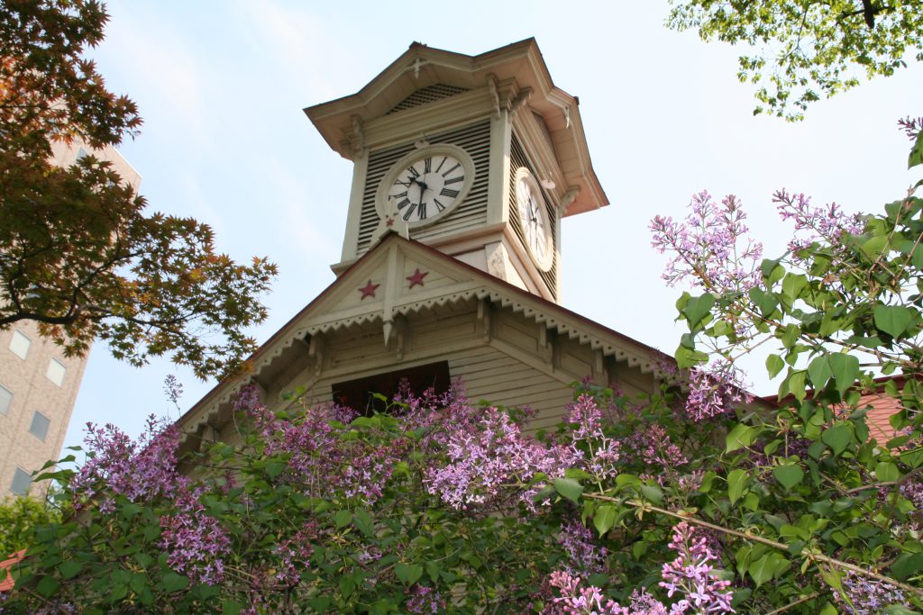 「札幌市時計台」の写真。三角屋根に大時計をのせた、白い外壁の木造建造物。