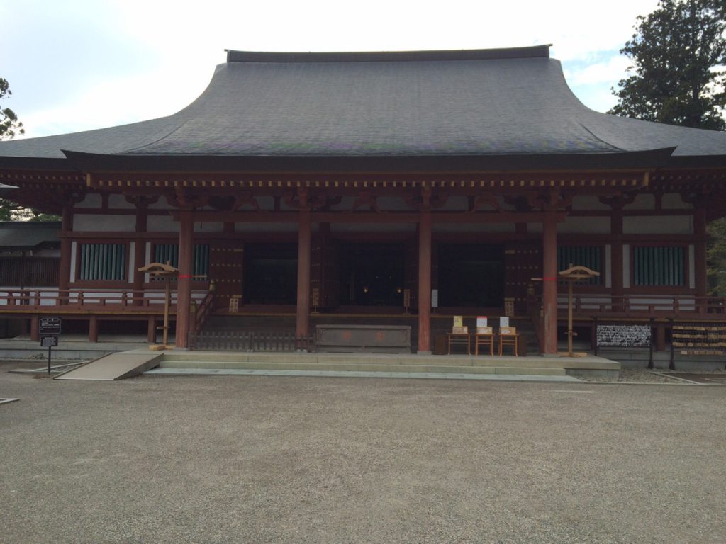 毛越寺の本堂は平成に入って再建されました