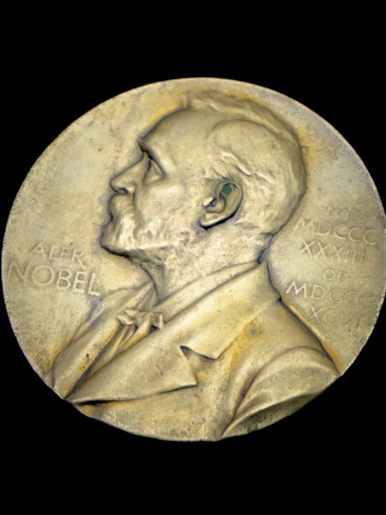 ノーベル氏が描かれた金のメダル