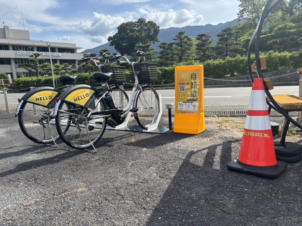 Description:
A HELLO CYCLING bike-sharing station in Katsuragi City, Nara Prefecture, part of the city’s trial program to support sightseeing and daily transportation.