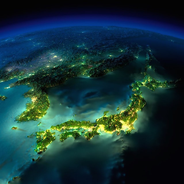 NASA宇宙から夜の日本列島を映した写真。島を取り囲む近海が淡くエメラルドグリーンのような色彩でほのかに光る。太平洋、日本海は濃い群青。日本の沿岸は白き砂洲のように目に映えるが本当は夜間の電光・