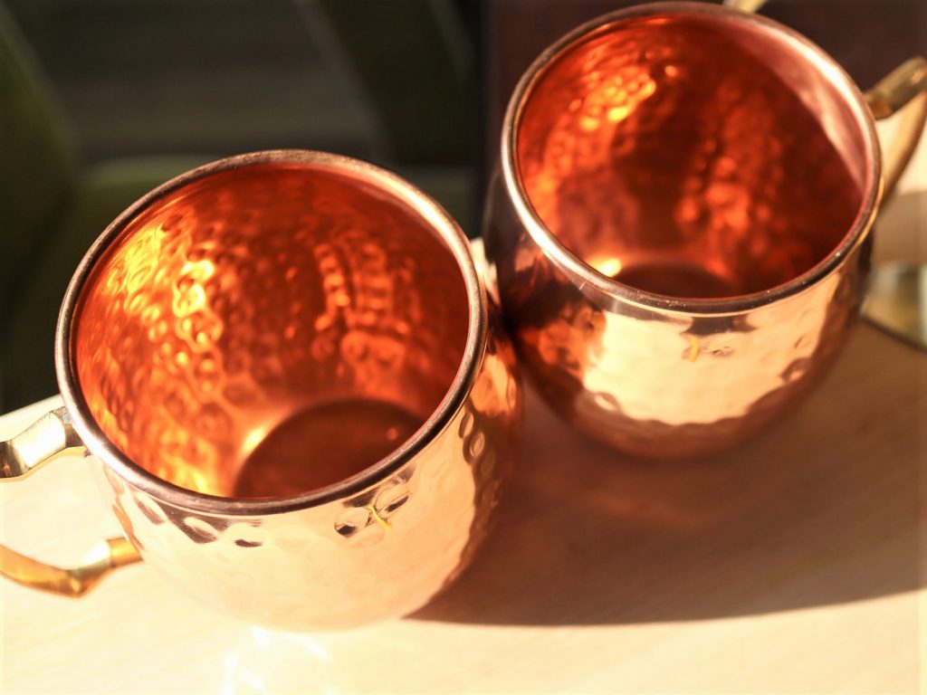 銅でできた輝く銅色のマグカップが二つ並んでいる