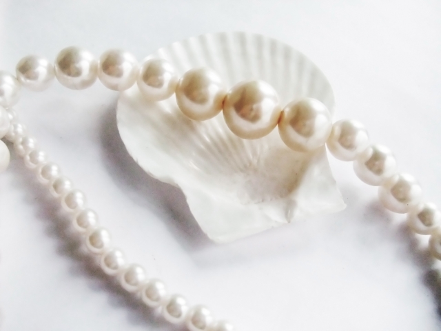 真珠のネックレスと貝殻