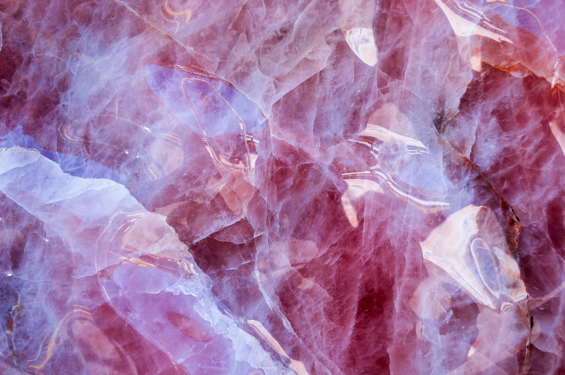 鉱物ローズクォーツのテクスチャー（紅水晶の結晶の断面のような模様。白い光、筋、濃い紅色から淡いピンクへのグラデーション、影は青白くクラゲのような色彩）