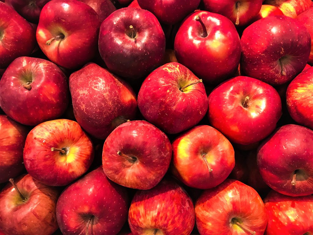 真っ赤なリンゴが画面いっぱい敷き詰められている写真