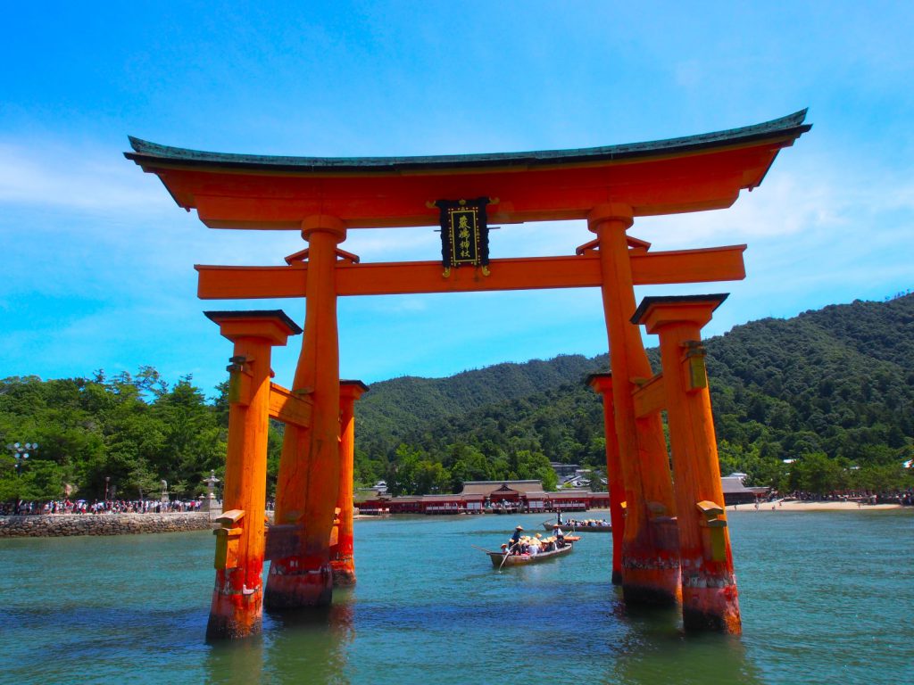 厳島神社は世界遺産に登録されている観光の名所になっています
