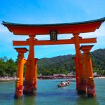 厳島神社は世界遺産に登録されている観光の名所になっています