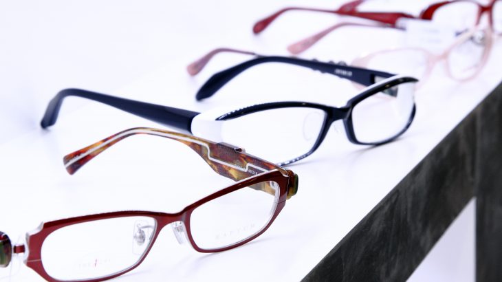 手前から茶色、黒、ピンク、赤のフレームのめがねが並んでいる写真