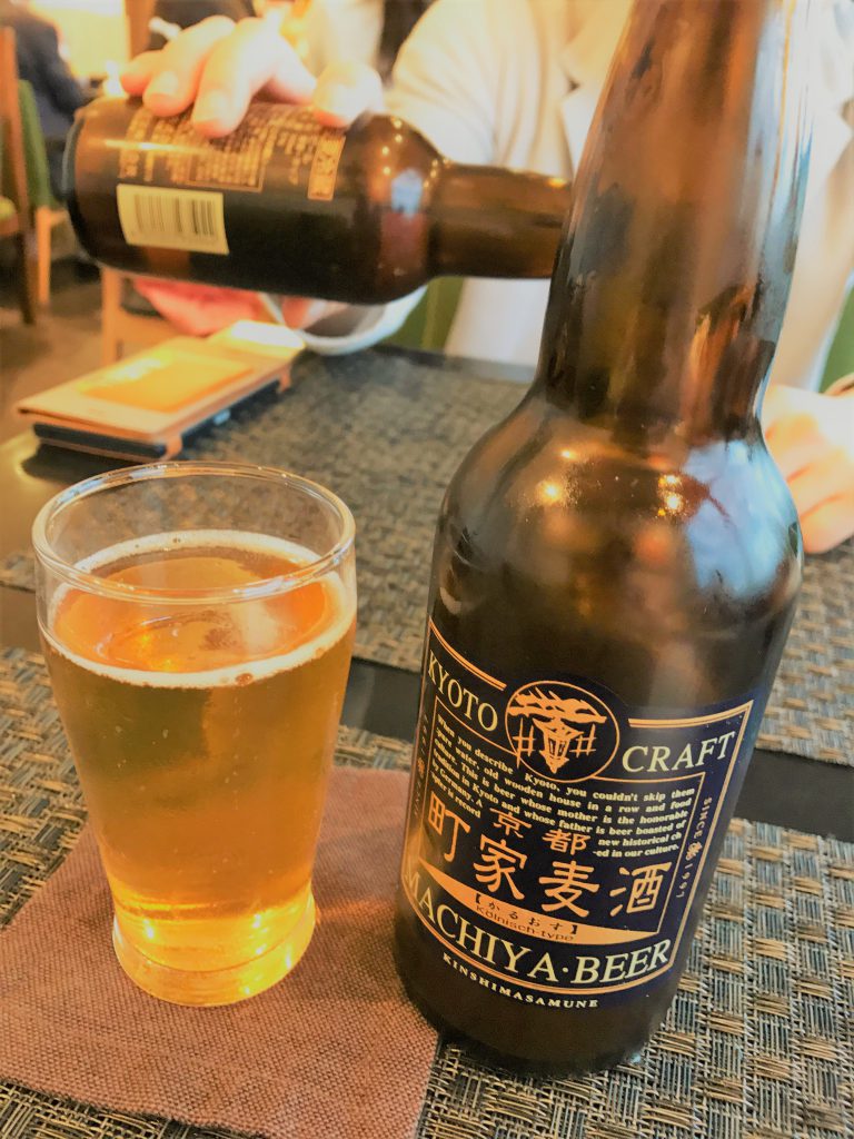 京都の町家麦酒。黒っぽい瓶に入ったビールとグラスに注がれたビール。