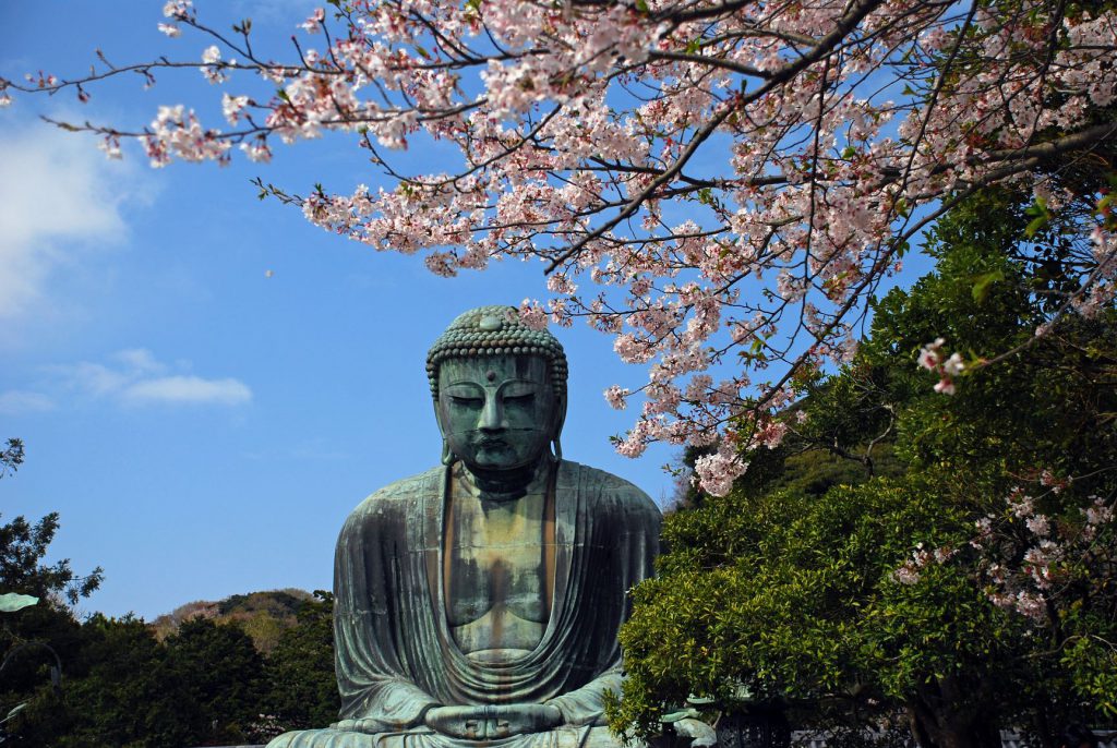 鎌倉大仏は鎌倉時代中期に建立されました