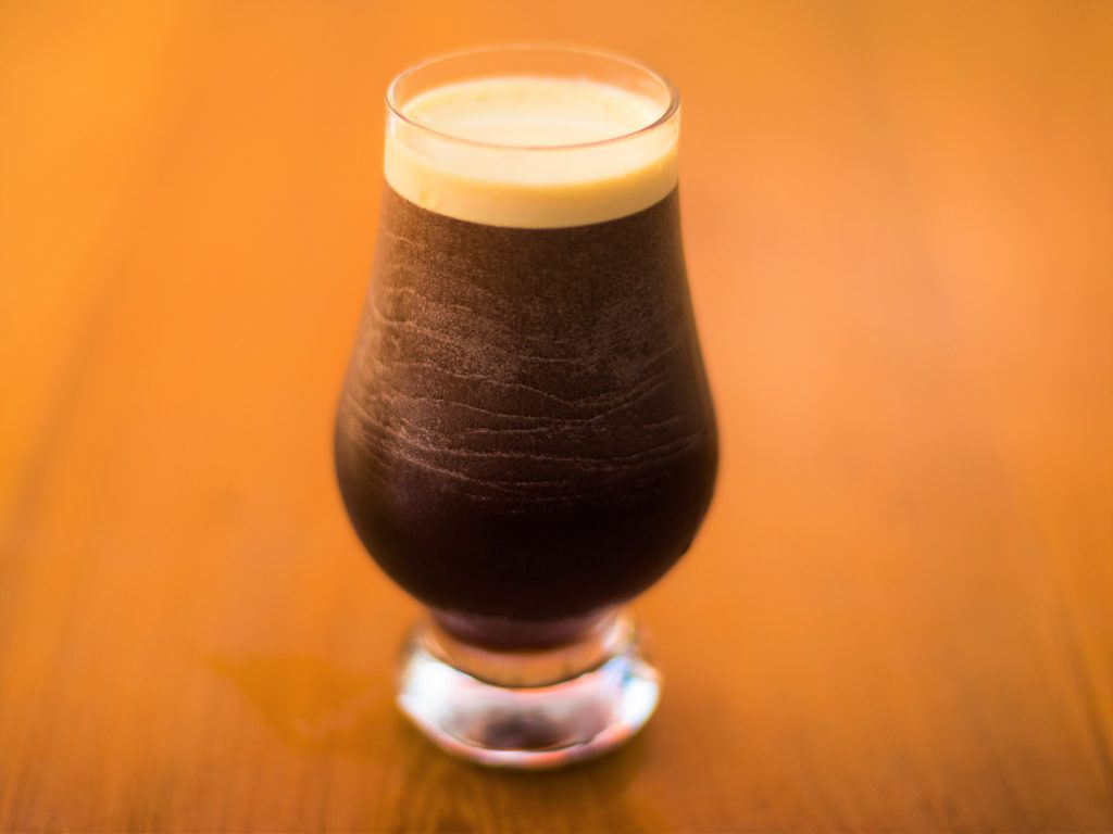 黒い泡の立ったビールがなみなみグラスに注がれている。