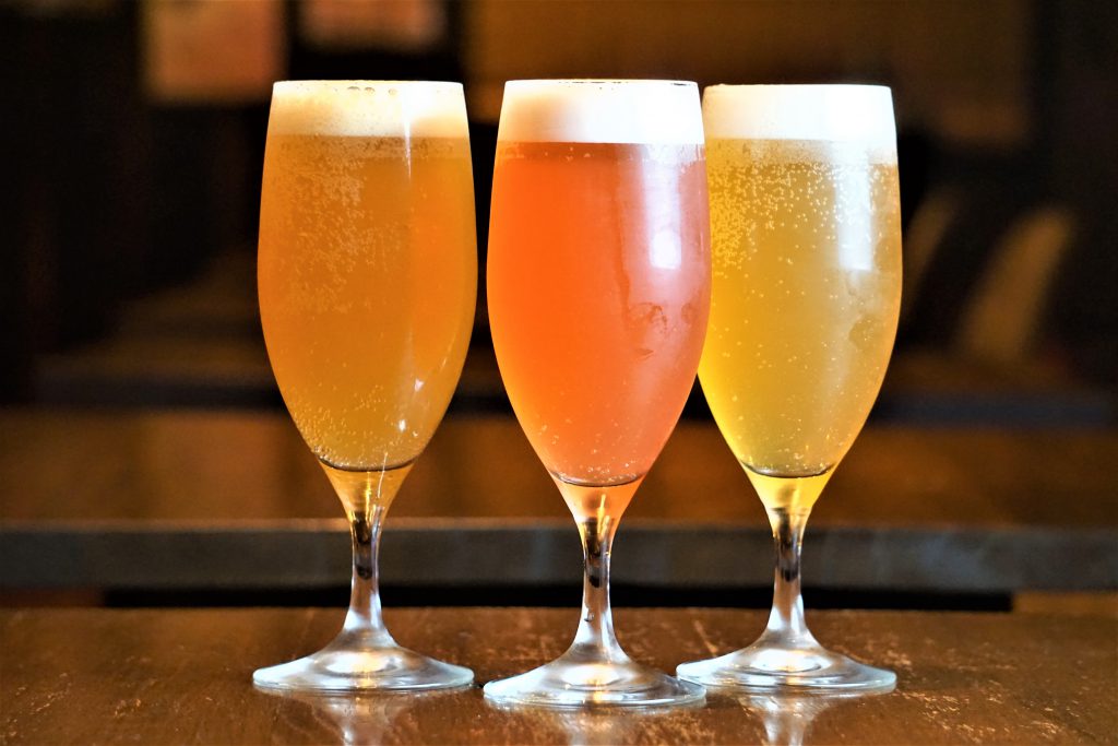 テーブルの上に三つのグラスが並んでいる。左には琥珀色のビール、真ん中はピンクのビール、右は黄金色のビールが泡もきれいに保ちながら注がれている。
