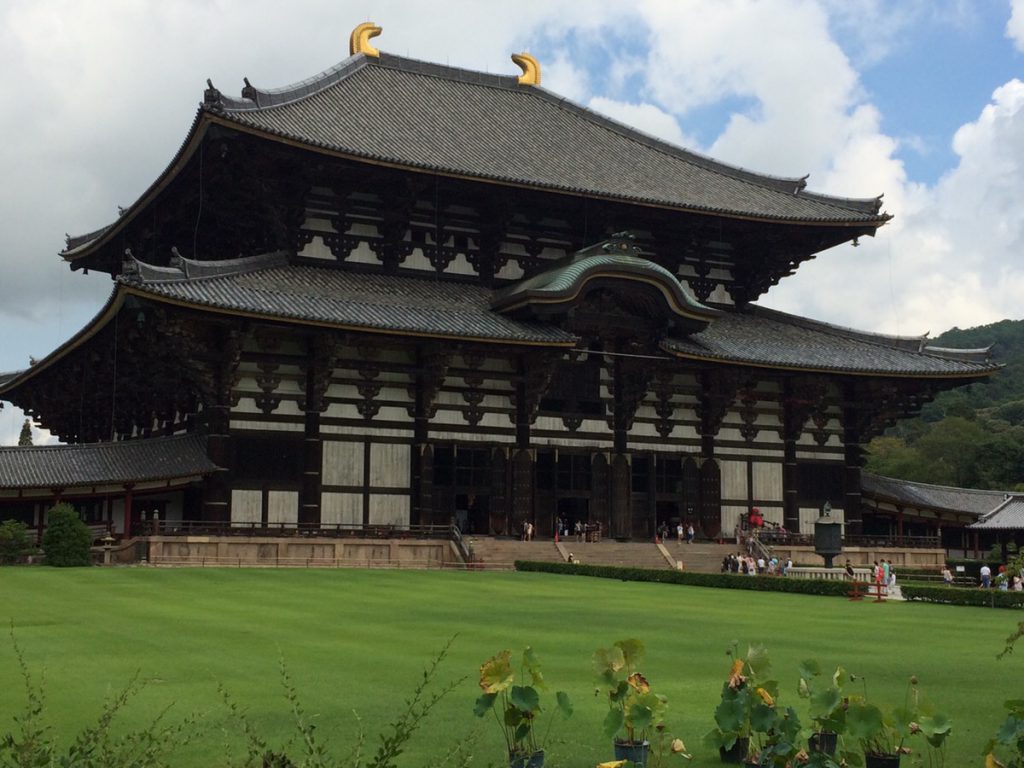 東大寺大仏殿現代の様子。大きく堂々としている。