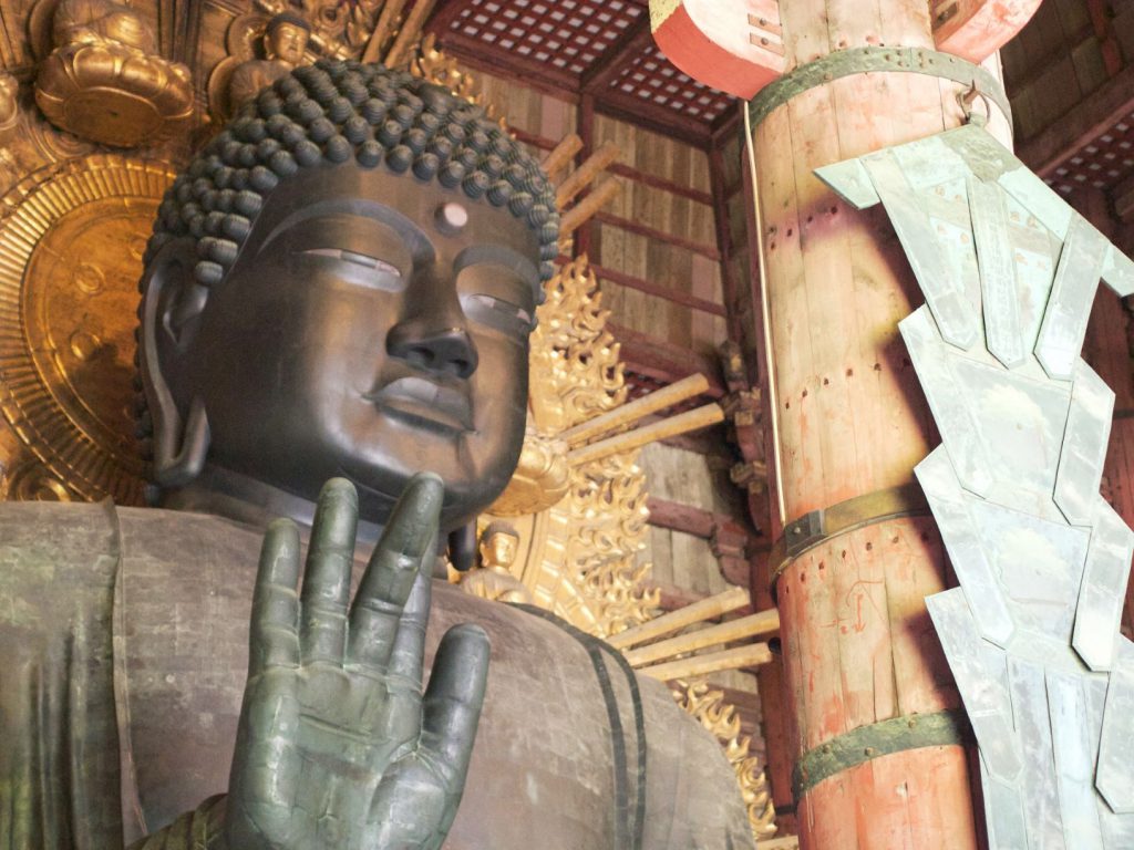 東大寺は奈良時代に聖武天皇により建立され、たびたびの戦火をかいくぐり現在に至っています