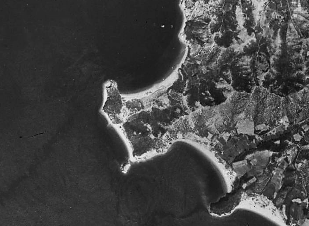 1948年時点の北海岸とその一帯。おそらく地中海のコート・ダジュール（紺碧海岸）地方とも遜色のない、たいへん美しい海岸であったことでしょう。国土地理院の航空写真より
