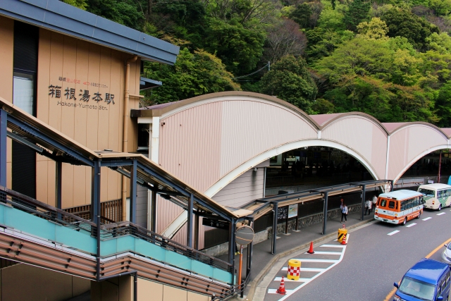 箱根湯本の駅。緑の屋根に薄い茶色の壁