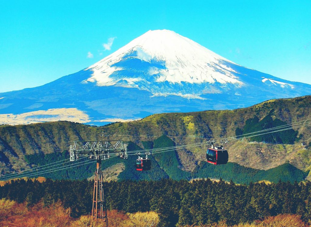 箱根ロープウェイのバックに見える雄大な大涌谷と富士山の景色
