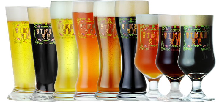 富士桜高原麦酒の様々なビールがオリジナルグラスに注がれた様子