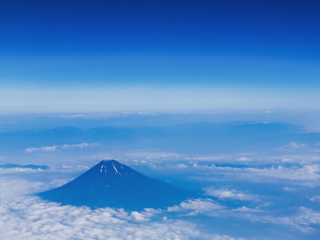 売る櫛い青空と白い雲の中に溶け込む富士山