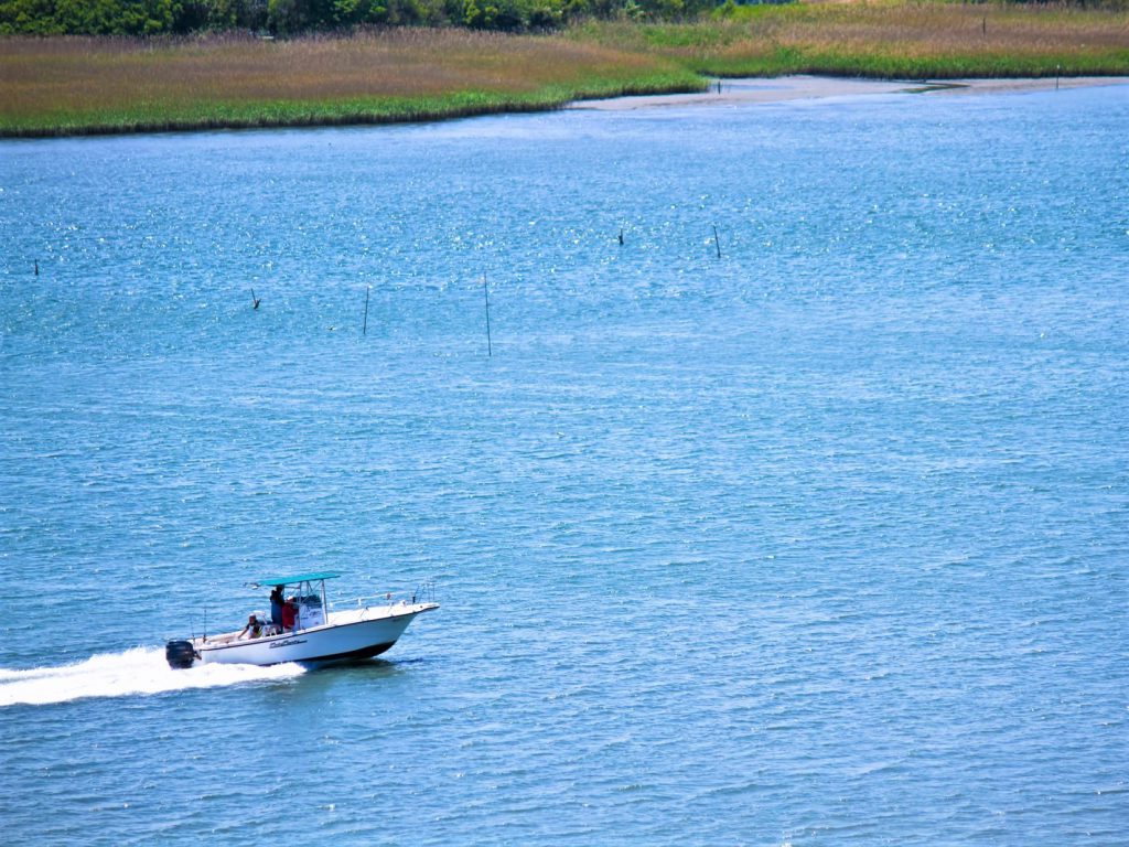 キラキラ水色に光る芦ノ湖をモーターボートで駆け抜ける様子