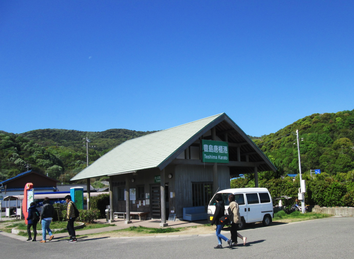 豊島唐櫃港の待合所。豊島美術館ゆきのバスが発着する所です。自転車や徒歩で美術館に向かう健脚のもち主もいます。筆者撮影