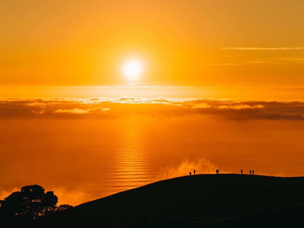 オレンジ色の夕日が沈む様子。