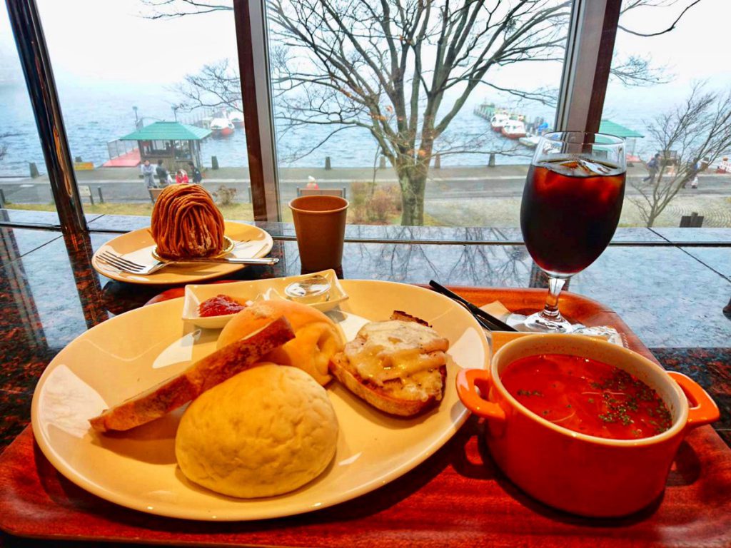 『Bakery&Table』のランチセットとアイスコーヒーとモンブラン。目の前には芦ノ湖が広がる。