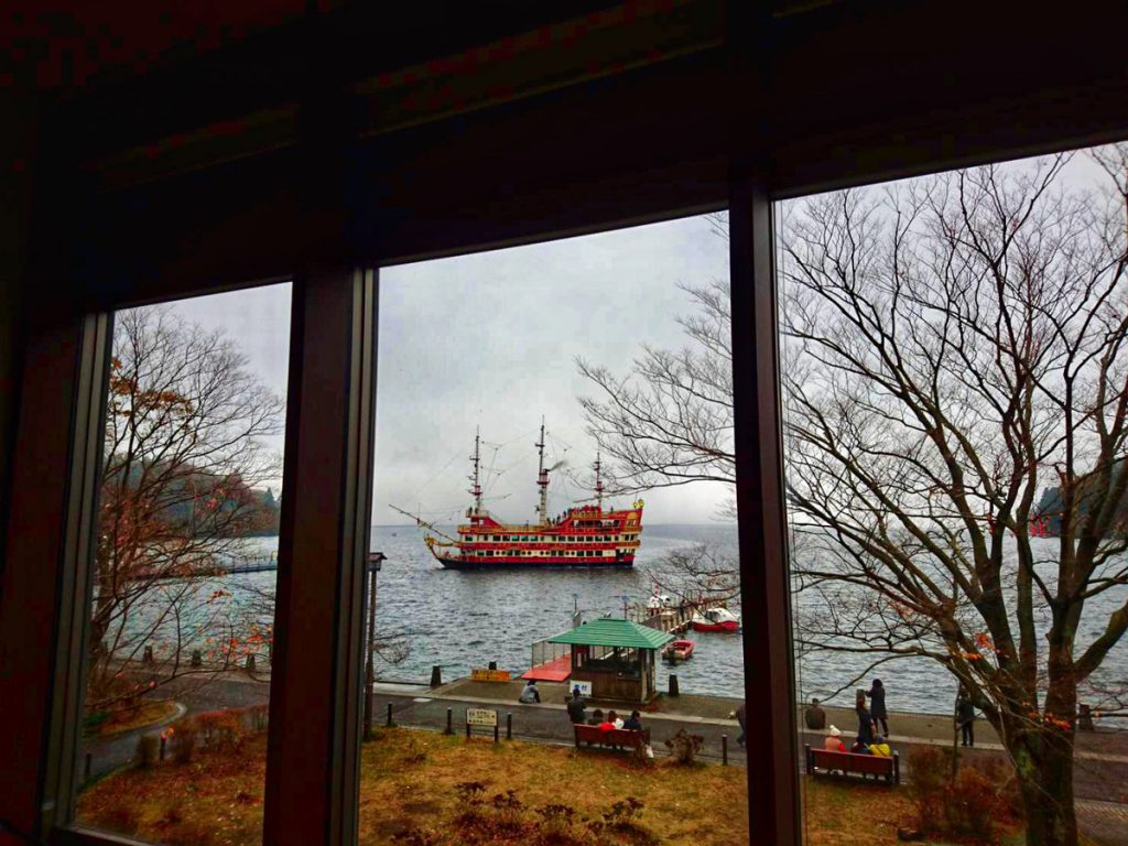 Bakery&Tableから見える芦ノ湖の海賊船と芦ノ湖