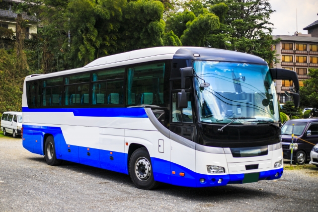 バス乗り場に止まる青と白の観光バス