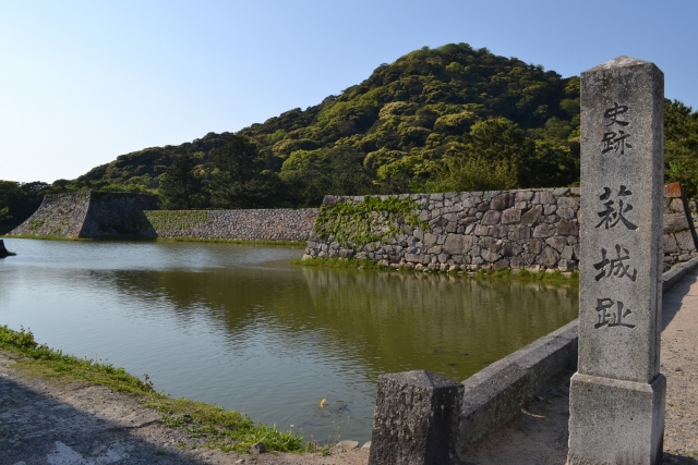 関ヶ原の戦いで西軍についたため、領土を大きく削減され毛利氏は城を萩に移しました