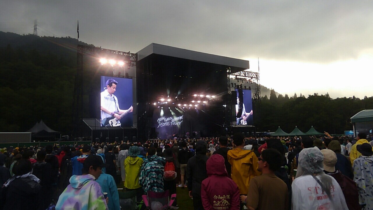 フジロック2019のホワイトステージの様子。夕方雨雲が空を覆い、曇っている