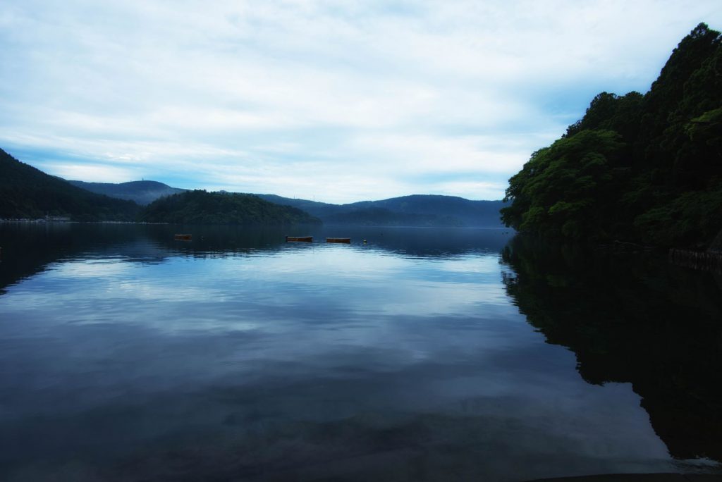 芦ノ湖の青く光る水面がきれいな様子