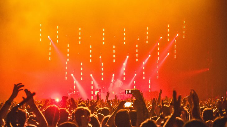 会場いっぱいの観客が湧く、ライブステージの画像