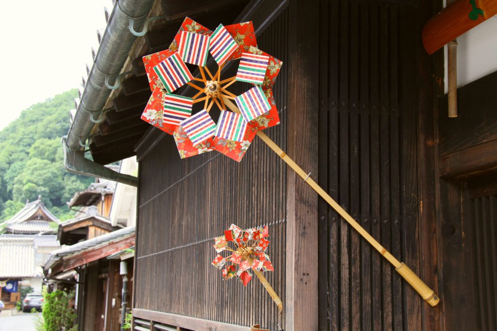 赤い風車が軒差に飾ってある竹原の街並み