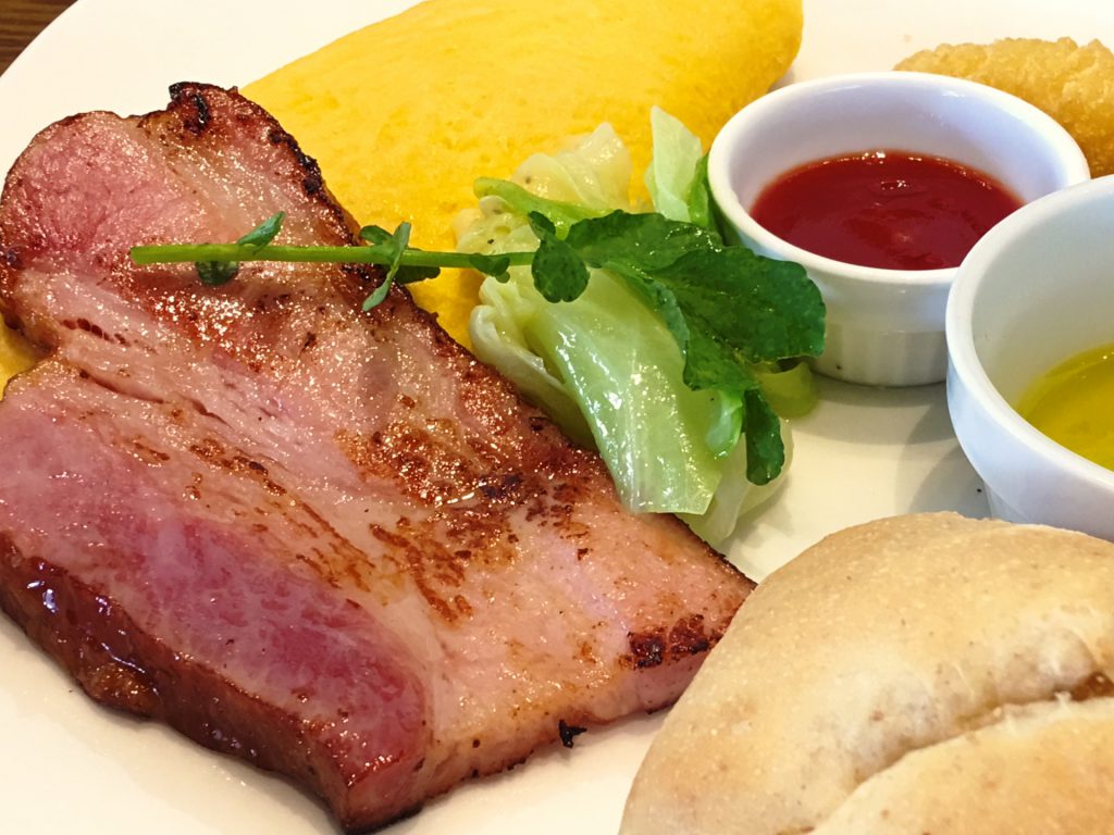 お肉とパンと野菜のワンプレート