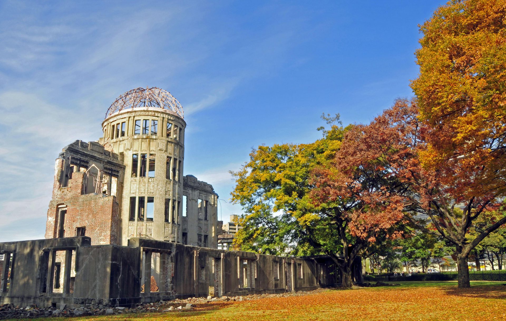 原爆ドームと紅葉