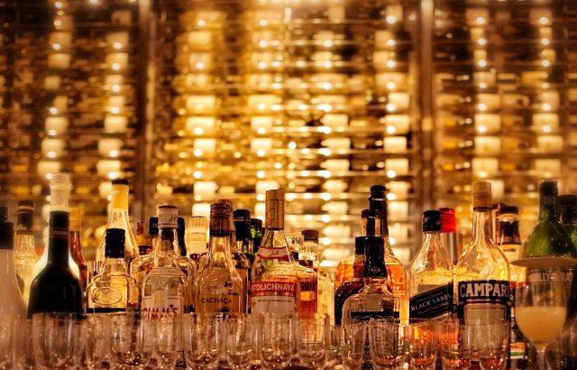 ウィスキーの瓶が美しく並んでいる様子