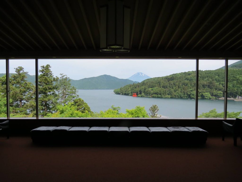 成川美術館から見える芦ノ湖と富士山の景色