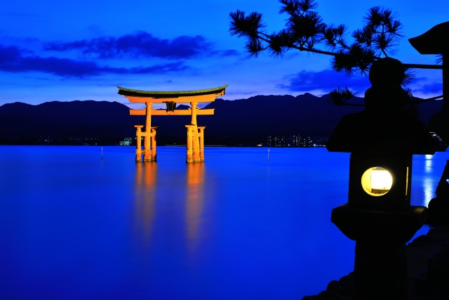 夜の宮島の「厳島神社」