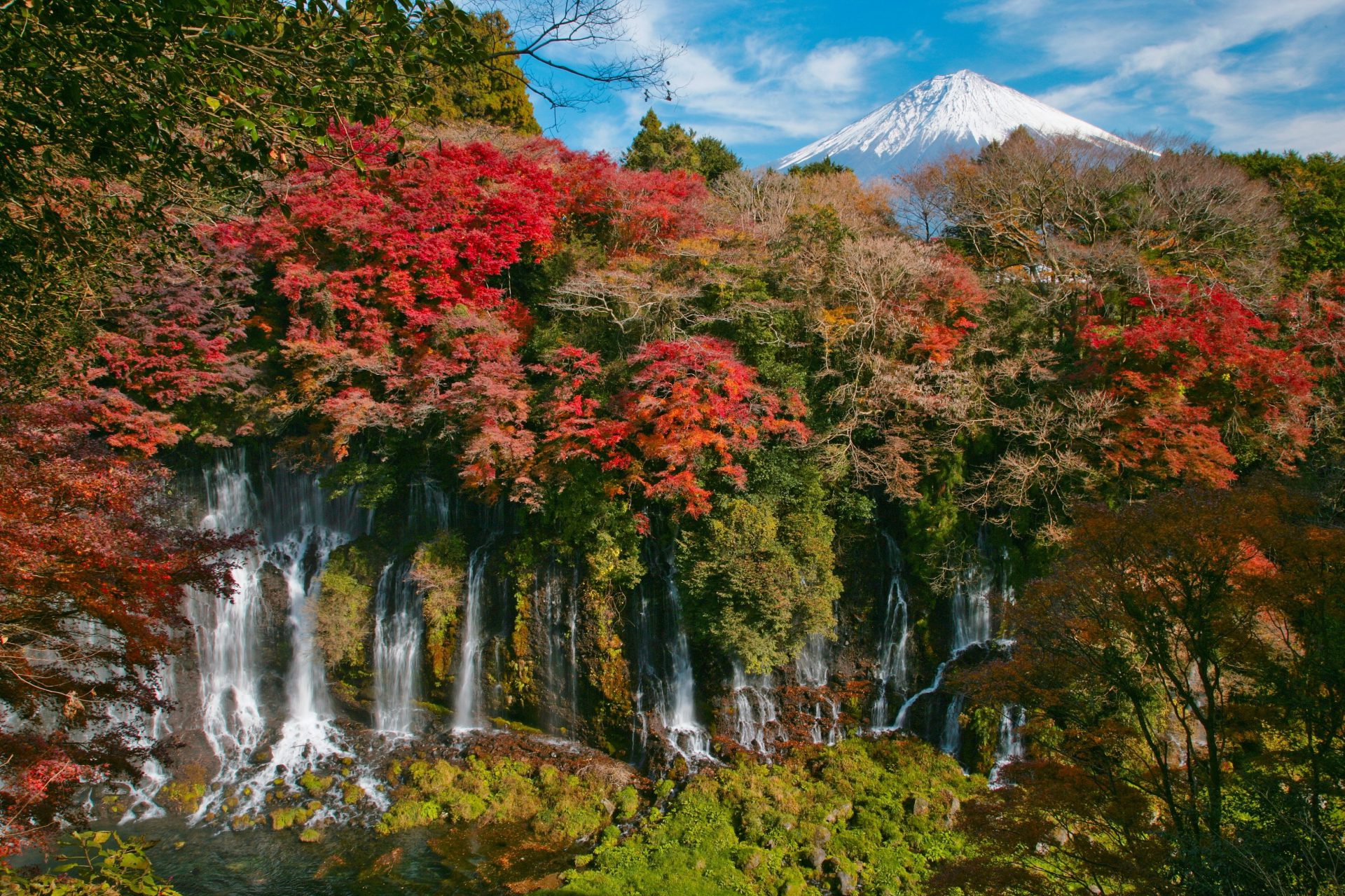 静岡県富士宮市の写真。白糸の滝と紅葉と富士山。