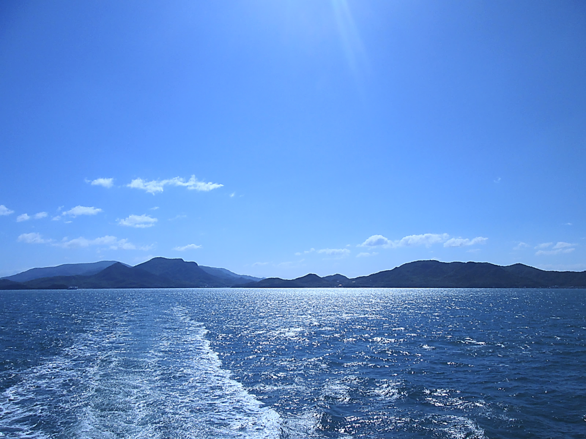 豊島に向かうフェリーから撮影した小豆島。瀬戸内海の輝く海とたくさんの島々。再び大自然と融合した本当の意味での「世界の宝石」「東洋の楽園」になると素晴らしいですね。