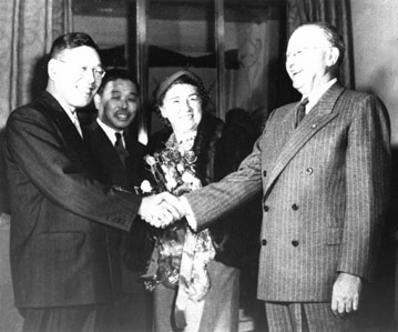 1949年、ジョゼフ・ドッジ（手前右）と握手を交わす池田勇人